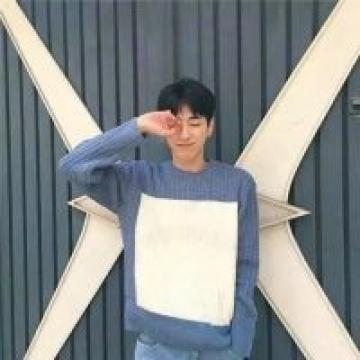 潇洒帅气的半身男生