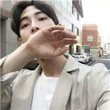 为爱伤感的落寞男生