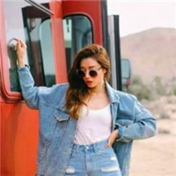 夏天的时尚美女