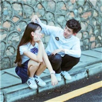 轻松玩闹的情侣