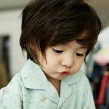 漂亮的小小男孩