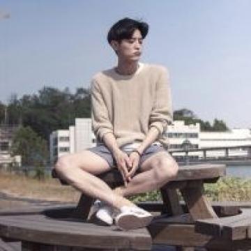 干净清爽迷人帅哥