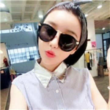 酷酷的戴墨镜美眉
