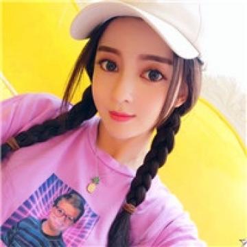 甜甜的她很美丽