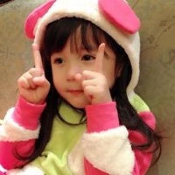 活泼可爱的小女孩