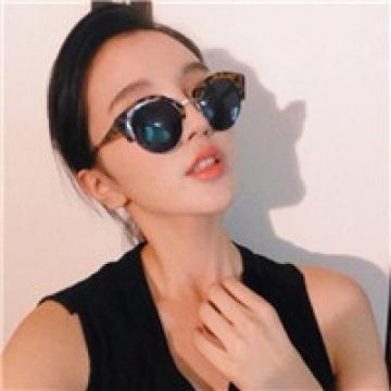 戴墨镜更显魅力
