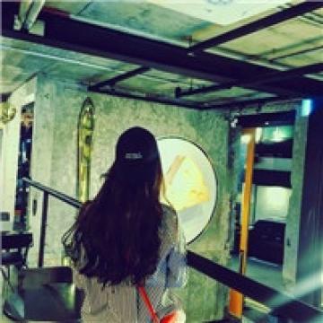 超个性的时尚女生