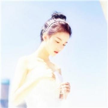 光芒衬托下的美女
