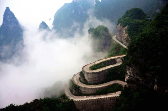 云雾缭绕的天门山