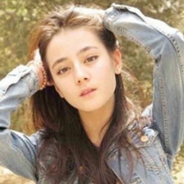 五官精致的美女
