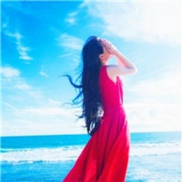 映衬在水晶蓝的美女