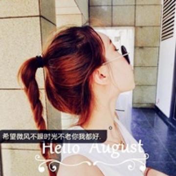 情绪不高的漂亮女生