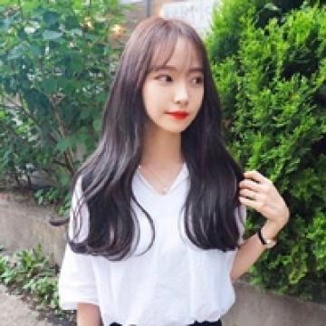 飘逸黑发柔美女生