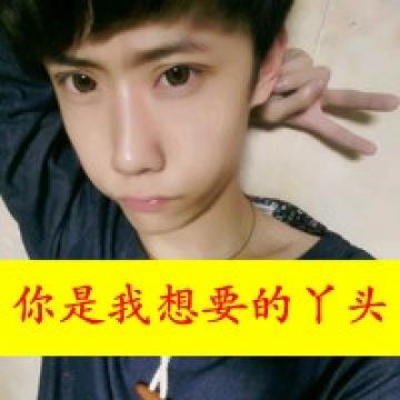 摆剪刀手的可爱情侣