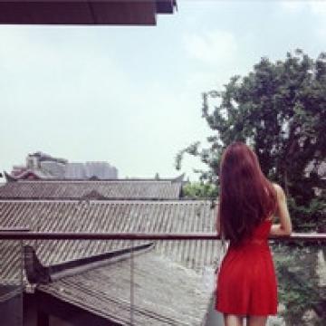 孤寂伤感的女生背影