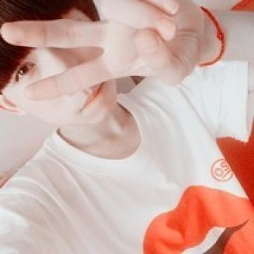 帅气的斜刘海男生