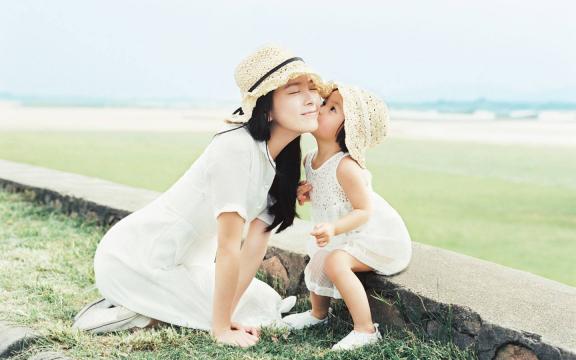 女儿亲吻着妈妈
