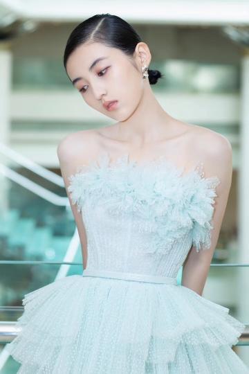 张子枫红毯发型
