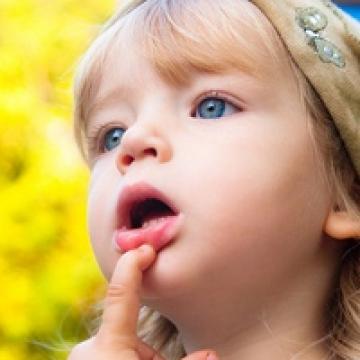 小孩子纯真的笑容