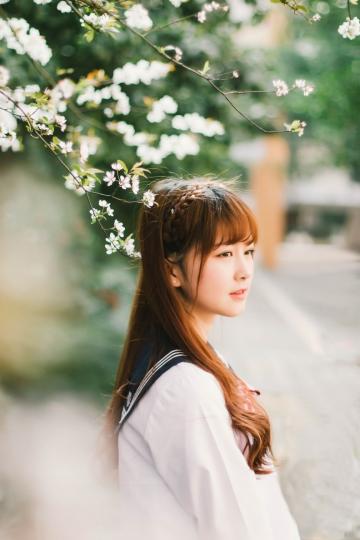 清纯学生妹桃花树下写真