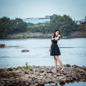 吊带裙少女性感酥胸户外写真