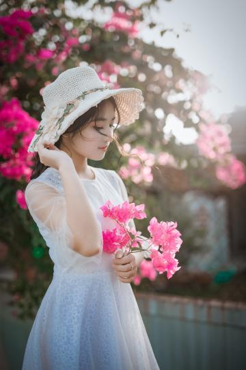 清纯的捧花女孩写真