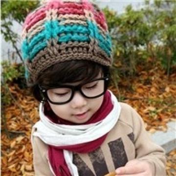 帅气的男孩是个小吃货