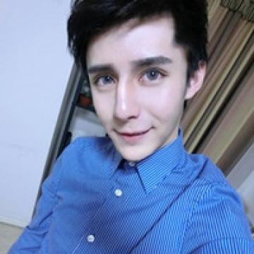 偏瘦的帅气小男生