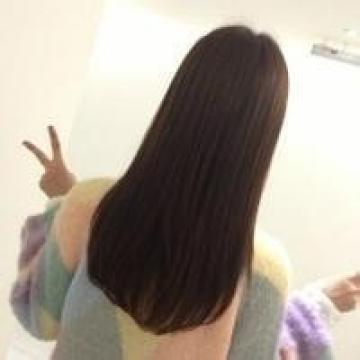 卖萌女生的背影