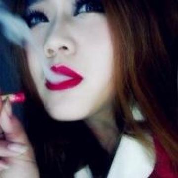 会抽烟的女生