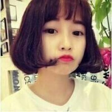甜美的短发女生