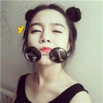 爱搞怪的可爱女孩