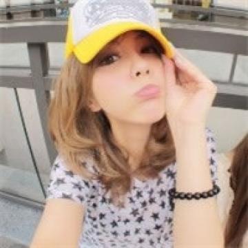 爱搞怪的可爱女生