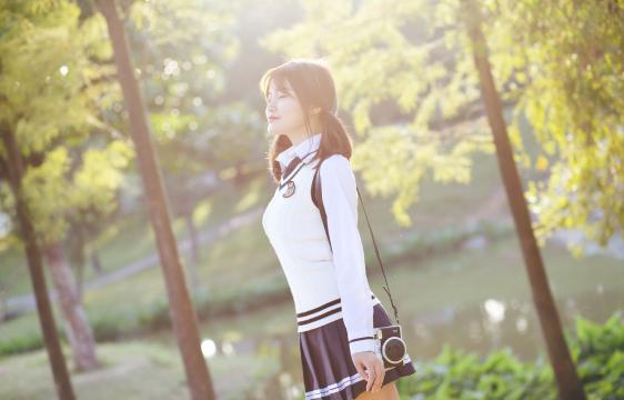 李宓儿短裙校服清新唯美写真