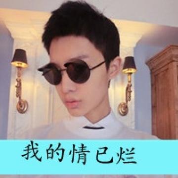 墨镜下的悲伤