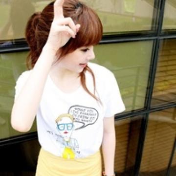 梳着斜刘海的漂亮女生