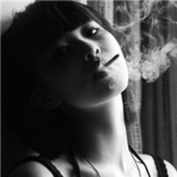超拽的抽烟女生