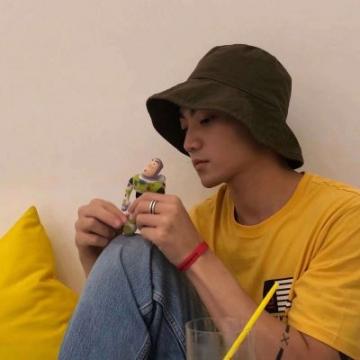 最火爆微信头像男生个性潮流 黄色系男生头像大全2019最新