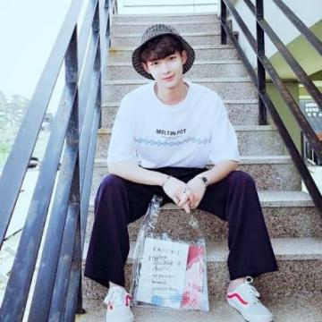 简单帅气的男生微信头像2019最新 小爷有小爷的风范