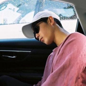 2019最流行的头像男帅气撩人 爱情和钱我总要有一样吧