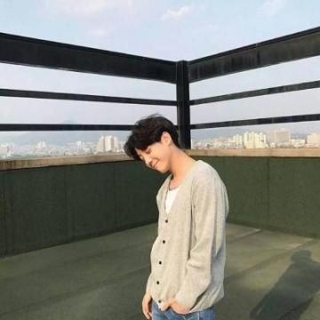 2019qq头像男生成熟帅气有魅力 念旧的人活的总像个拾荒者