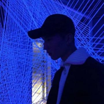 最新男生背影头像个性潮很帅气 爱情之所以掉价是因为没牵挂