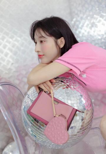 气质女神张俪七夕桃花妆