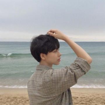 2019有意境伤感的男生个性头像 我爱过几个人也说过一些谎