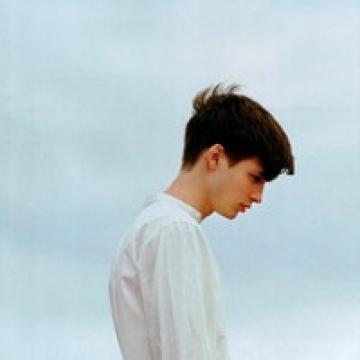 非主流男生帅气头像_不浪漫却依然在笑的孩子