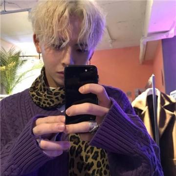 自恋男生拿手机自拍头像2019 对回不去的时光说声再见