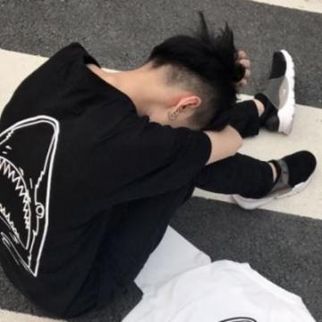 孤单伤感颓废的微博男生小丑头像 别背后捅了刀还问我疼不疼