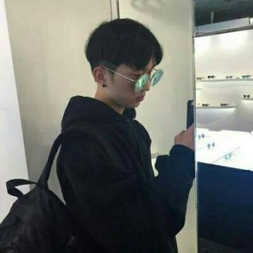 年轻英俊潇洒的男生头像超拽有品位 平胸只是为了离你更近