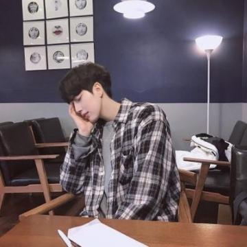 帅气小清新阳光男生头像2019最新 世界那么乱装纯给谁看