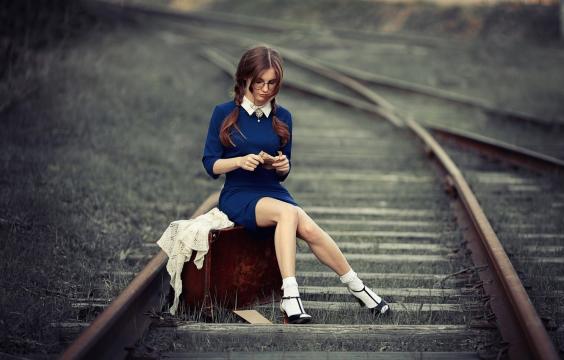 铁轨上的性感美女写真